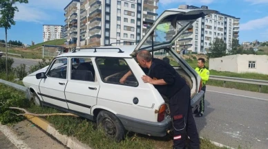 Siirt'te otomobil refüje çarptı: 1 yaralı