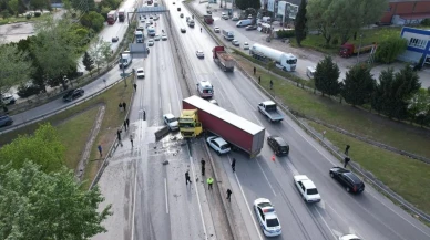 Sakarya'da D-100'de zincirleme kaza: 4 araç çarpıştı