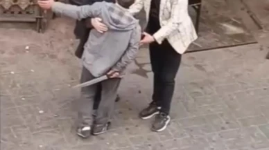 Beyoğlu'nda döner bıçaklı saldırı: Kavga ettiği şahsı yaralayan saldırgan kamerada