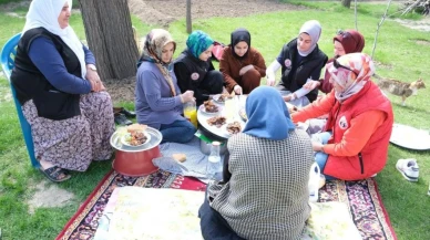 Üniversite öğrencilerinden yardıma muhtaç yaşlılara vefa örneği