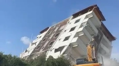 7 katlı bina yerle bir oldu: Hatay'da 7 katlı bina iş makinesiyle yıkıldı