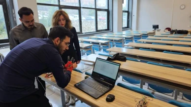 Üniversite öğrencilerinden i̇şaret dilini sese ve yazıya çeviren akıllı eldiven: "Elitişim"