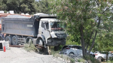 Son anda felaketten döndü: Hatay'da hafriyat kamyonu devrilmekten kurtulup duvara yapıştı