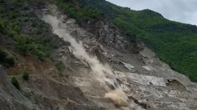 Heyelandan saniyelerle kurtuldu: Artvin Şavşat karayolundaki heyelan anı kamerada