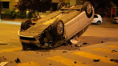 Edirne'de feci kaza: Kontrolden çıkan otomobil elektrik panosuna çarparak takla attı