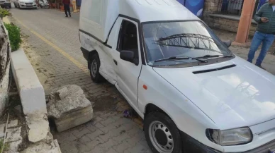 Yumurta taşıyan ticari araçla otomobil çarpıştı: 2'si bebek 4 yaralı