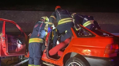 Bariyerlere giren otomobil, iki kişiye mezar oldu: İtfaiye ekipleri cansız bedenleri çıkarmak için dakikalarca uğraştı