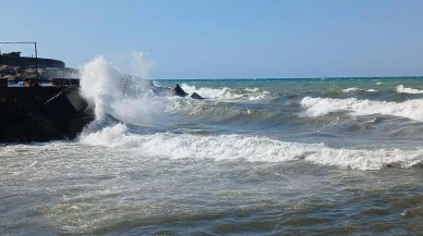 Karadeniz'de poyraz alarmı: 4 metrelik dalgalar oluştu
