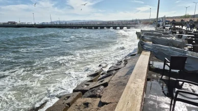 Marmara Denizi'nde şiddetli poyraz: Deniz ulaşımı aksadı