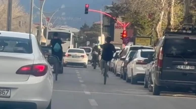 Bisikletle tek teker üzerine giden gençler: Trafiği tehlikeye düşürüyor