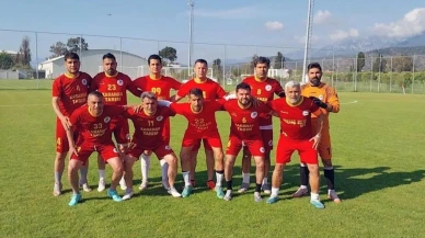 Masterler Turnuvasında şampiyon Derik oldu: Derik masterlerspor futbol takımı şampiyon oldu