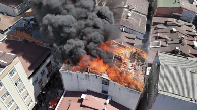 Küçükçekmece'de binanın çatısı alev alev yandı