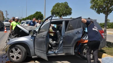 Antalya'da feci kaza: Otomobil ve iş makinesi çarpıştı, iki kişi yaralandı!