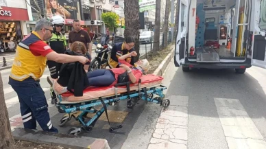 Yaya geçidinde frene basan motosiklet sürücüsü kask sayesinde hayatta kaldı: Kadın sürücünün kafasını asfalta çarptığı anlar kaydedildi