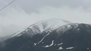 Yüksekova'da sağanak ve kar, ulaşımı aksattı! Sürücüler dikkat
