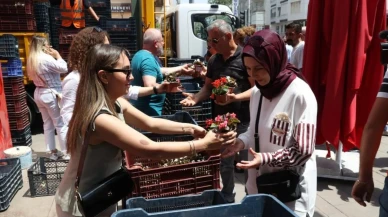 Antalya Büyükşehir Belediyesi'nden Anneler Günü'nde 25 bin çiçek sürprizi