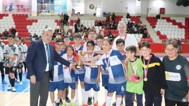 Bozüyük'te Futsal finalinde gençler coştu! Mehmet Akif Ersoy Ortaokulu şampiyon!