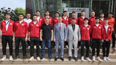 Gölcük Belediyespor'un Genç Erkek Voleybol Takımı Türkiye Şampiyonası İçin Bilecik'te! Başarılar Başkan Sezer'den