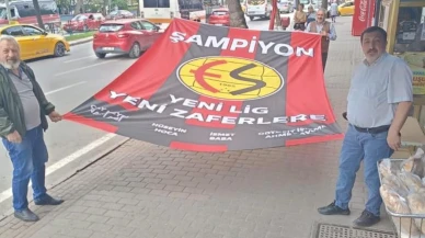 Eskişehirspor şampiyonluğunu kutlamak için dev bayrak astı