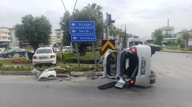 Antalya'da trafik kazası: İki otomobil çarpıştı, sürücüler hastaneye gitmedi