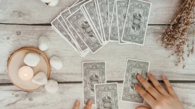 10 Mayıs 2025 tarot enerjisi: Kendini duy, geçmişi bırak, uyumla yeniden doğ