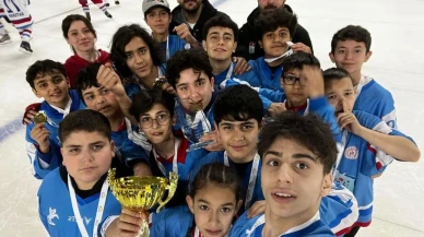 Samsun'dan buz hokeyinde tarihi başarı: Erkekler şampiyon, kadınlar üçüncü