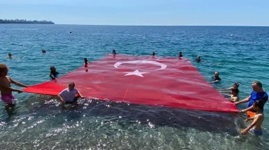 19 Mayıs'ta Antalya'da deniz coşkusu: Dalgıçlar dev Türk bayrağını açtı