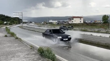 Tosya'da sağanak yağış etkili oldu: Yollarda su birikintisi oluştu