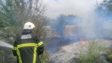 Hatay'da narenciye bahçesinde yangın paniği: İtfaiye ekiplerinin müdahalesiyle yangın söndürüldü