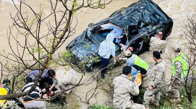 Gümüşhane'de otomobil dereye uçtu: Aynı aileden 1 çocuk öldü, 4 kişi yaralandı