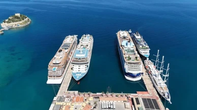 Kuşadası’na aynı anda 5 kruvaziyer demirledi: İlçeye toplam 4 bin 902 turist geldi