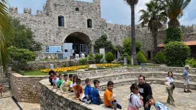 Menteşeli çocuklar Marmaris Kalesi tarihini sanata dönüştürdü