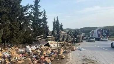 MersinTarsus Otoyolu'nda tırlar ve otomobil çarpıştı