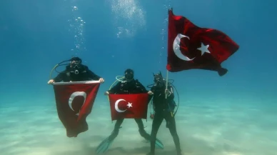 Fethiye'de dalgıçlardan su altında 19 Mayıs coşkusu: Atatürk'e saygı dolu anlar