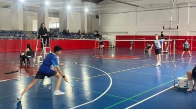 Kütahya'da genç badmintoncular kıyasıya mücadele etti