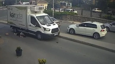 Yolun karşısına geçmeye çalışan kadının üzerinden kamyonet geçti: Feci kaza kamerada