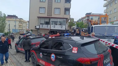 Sancaktepe'de otomobil telefoncu dükkanına daldı: Sürücü hastaneye kaldırıldı