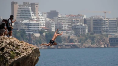 Konyaaltı'nda falezlerden tehlikeli atlayışlar: Gençler adrenalin peşinde