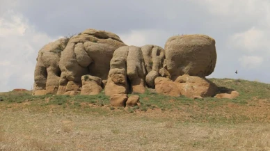 Esrarengiz kayaların sırrı çözülemiyor: Bozkırın ortasında fil sürüsüne benzetilen kayalar dikkat çekiyor