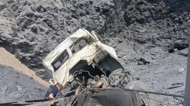 Kütahya'da uçuruma yuvarlanan hafriyat kamyonunun sürücüsü hayatını kaybetti