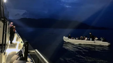 Muğla'da motor arızası yapan lastik bottaki 12 göçmen kurtarıldı, kaçakçı yakalandı