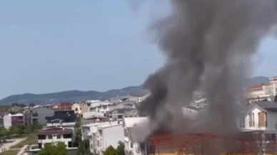 Bursa'da 3 katlı binanın çatısında yangın: Alevler hızla yayıldı