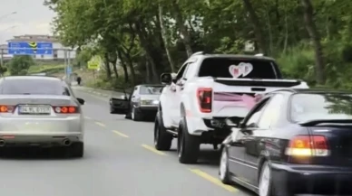 Düğün konvoyunda akıl almaz görüntü: Otomobil akan trafikte kapıları açık ilerledi