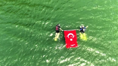 Karabük'te 19 Mayıs coşkusu su altında! Türk bayrağını dalgalandıran dalgıçların hikayesi