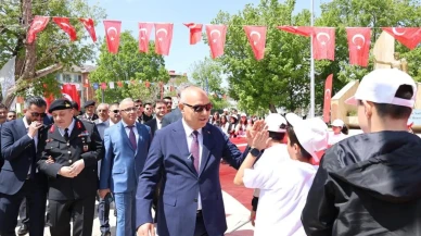 19 Mayıs coşkusuyla dolu Ağrı'da gençler kortej yürüyüşüyle bayramı kutladı