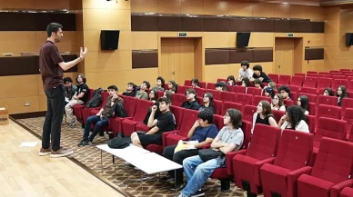 Kepez'de genç dimağlar münazara turnuvasında ter döktü