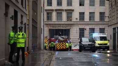 Liverpool'da şampiyonluk kutlamasında araç kalabalığa daldı