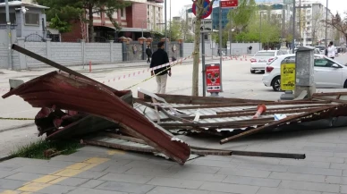 Van’da etkili olan fırtına: Çatıları uçurdu, ağaçları devirdi