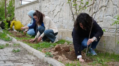 Öğretmenlerden doğaya nefes: Lojmanın çevresini yeşillendirmek için fidan diktiler