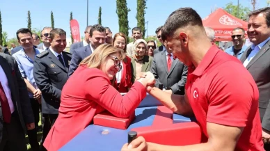 Fatma Şahin'den renkli anlar: 19 Mayıs kutlamalarında bilek güreşi zaferi
